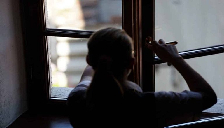 إغلاق النوافذ والستائر يحافظ على برودة المنزل