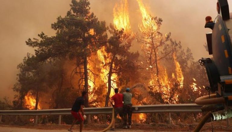 خلال محاولة إطفاء الحرائق بإحدى الغابات التركية