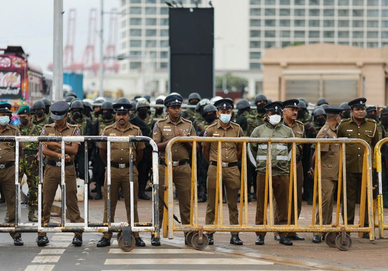 قوات الأمن في سريلانكا - رويترز