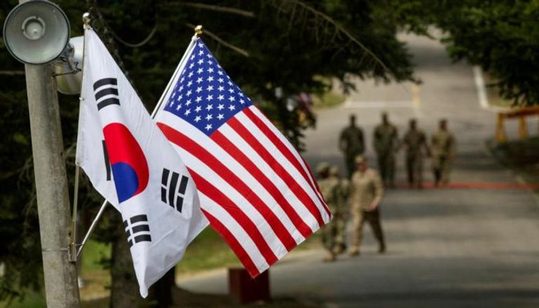 علما الولايات المتحدة الأمريكية وكوريا الجنوبية في قاعدة عسكرية - أرشيفية