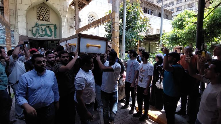 الفنانة نهلة سلامة في جنازة والدتها