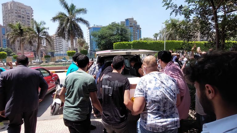 الفنانة نهلة سلامة في جنازة والدتها