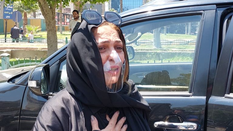 الفنانة نهلة سلامة في جنازة والدتها