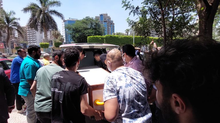 الفنانة نهلة سلامة في جنازة والدتها