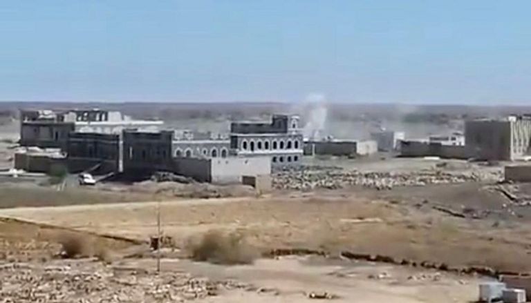 جانب من قصف الحوثي لبلدة