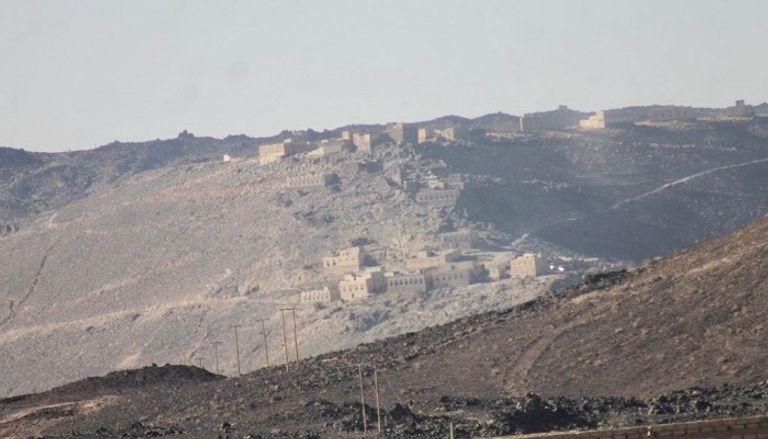 جانب من قصف الحوثي لبلدة