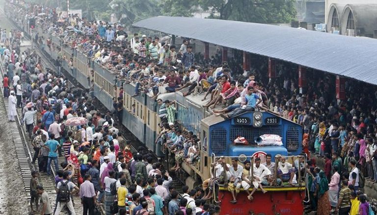 السفر فوق القطارات ممارسة شائعة في بنجلاديش