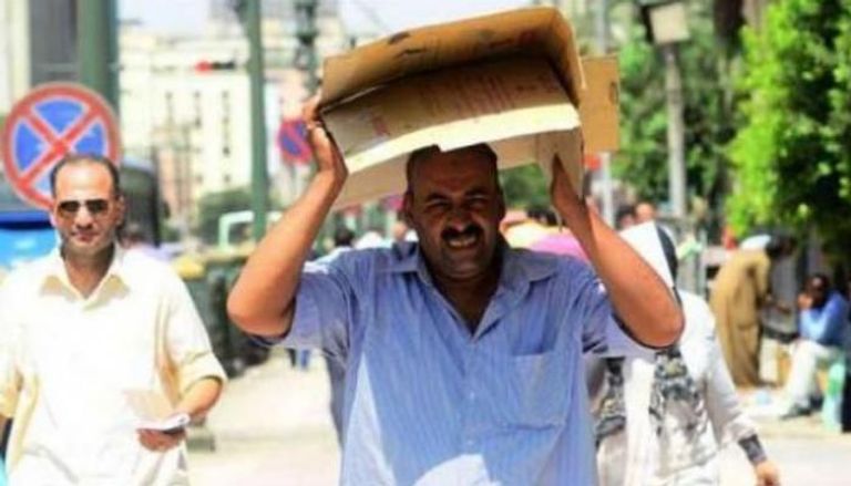 رجل يحتمي من أشعة الشمس في القاهرة (أرشيفية)