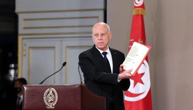 الرئيس التونسي قيس سعيد يحمل مسودة الدستور