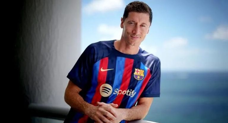 ليفاندوفسكي أبرز صفقات برشلونة الصيفية