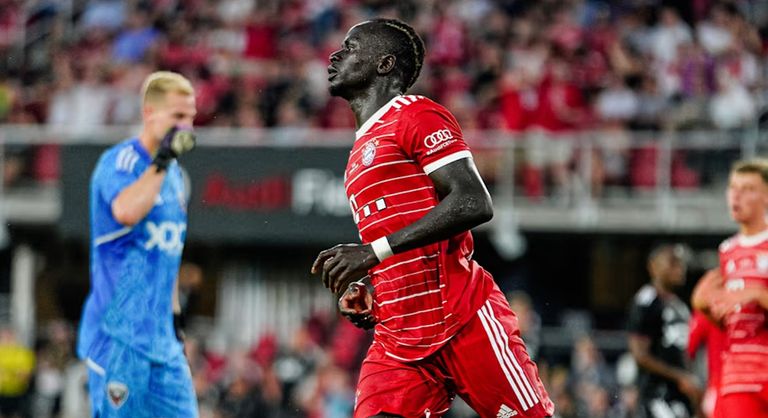 ساديو ماني بقميص بايرن ميونخ فرينكي دي يونج