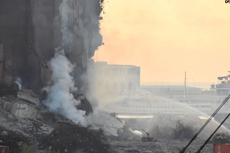 جانب من الحريق في صوامع الحبوب بمرفأ بيروت