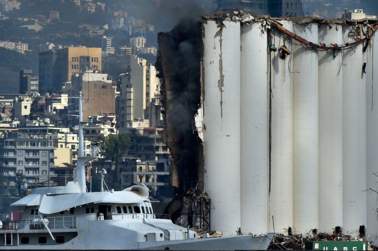 جانب من الحريق في صوامع الحبوب بمرفأ بيروت