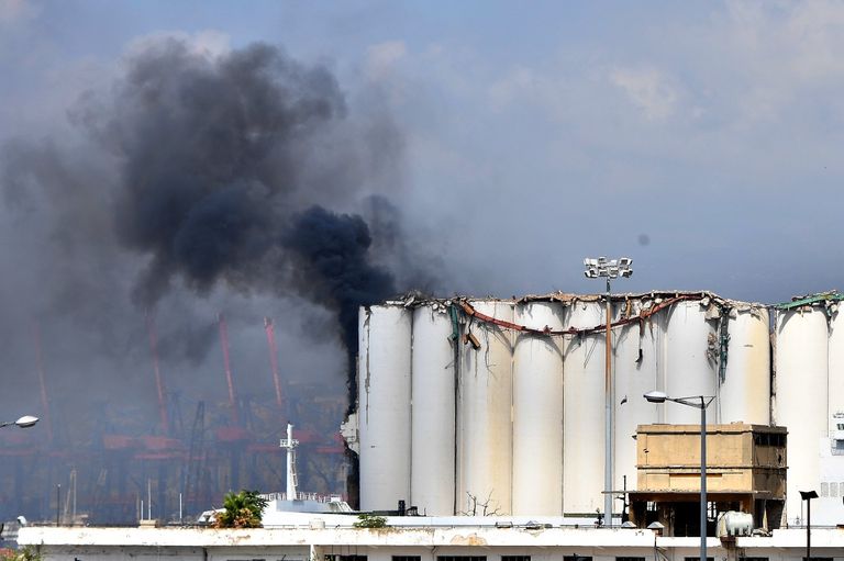جانب من الحريق في صوامع الحبوب بمرفأ بيروت