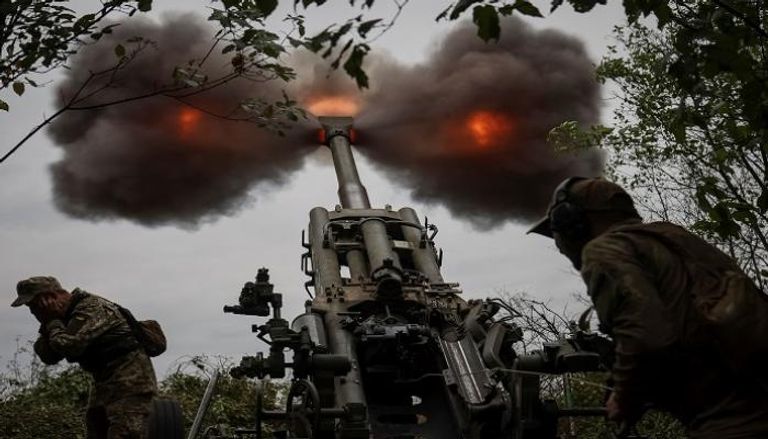 مقاتلون أوكران يطلقون قذيفة من مدفع هاوتزر M777 - رويترز