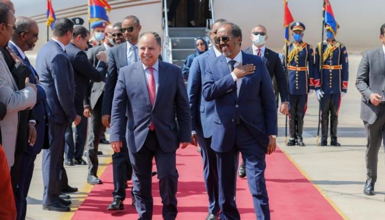 الرئيس الصومالي حسن الشيخ محمود لدى وصوله إلى مطار القاهرة الدولي