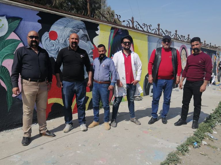 أعضاء من فريق رابطة 