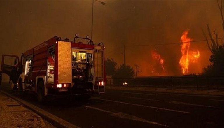 منتجع سياحي امتدت إليه حرائق الغابات في اليونان