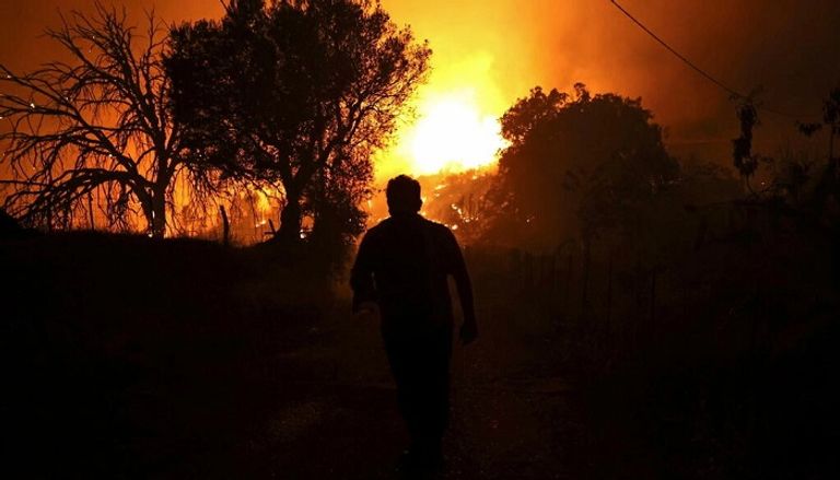 منتجع سياحي امتدت إليه حرائق الغابات في اليونان