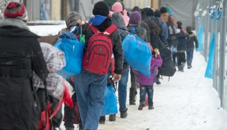 لاجئون يشقون طريقهم فوق الجليد - أرشيفية