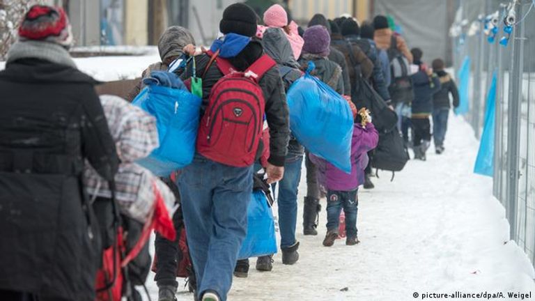 لاجئون يشقون طريقهم فوق الجليد - أرشيفية