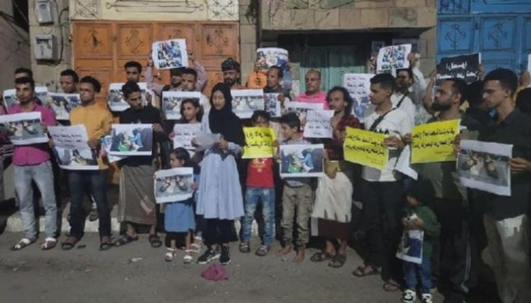 جانب من وقفة احتجاجية لأهالي الضحايا ضد جرائم الحوثي