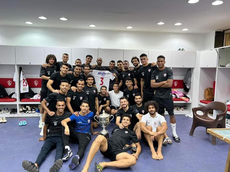 لاعبو الزمالك مع طارق حامد طارق حامد لاعب وسط الزمالك السابق