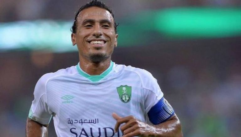 محمد عبدالشافي بقميص الأهلي طارق حامد لاعب وسط الزمالك