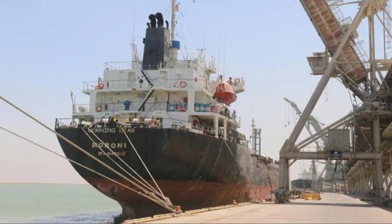 ناقلة مشتقات نفطية عند ميناء خور الزبير جنوب العراق