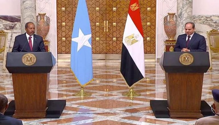 الرئيس المصري ونظيرة الصومالي خلال مؤتمر صحفي بالقاهرة