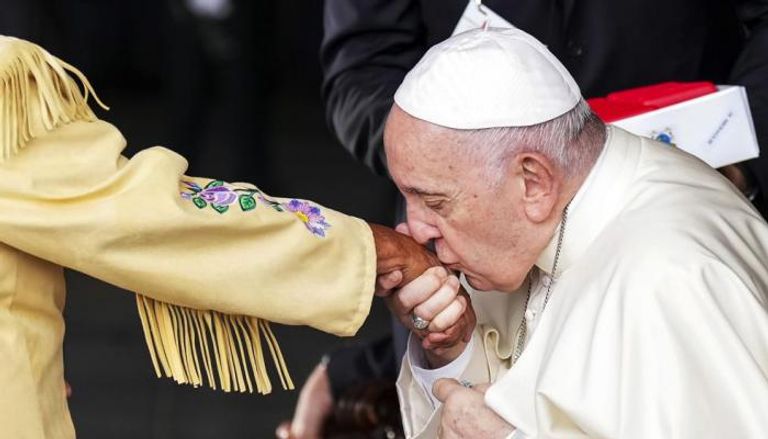 بابا الفاتيكان يقبل يد أحد الناجيات من مدارس الكنيسة فى كندا