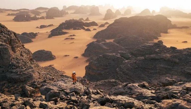 مصور ناشيونال جيودرافيك الأمريكية بلباس رواد الفضاء في صحراء الجزائر