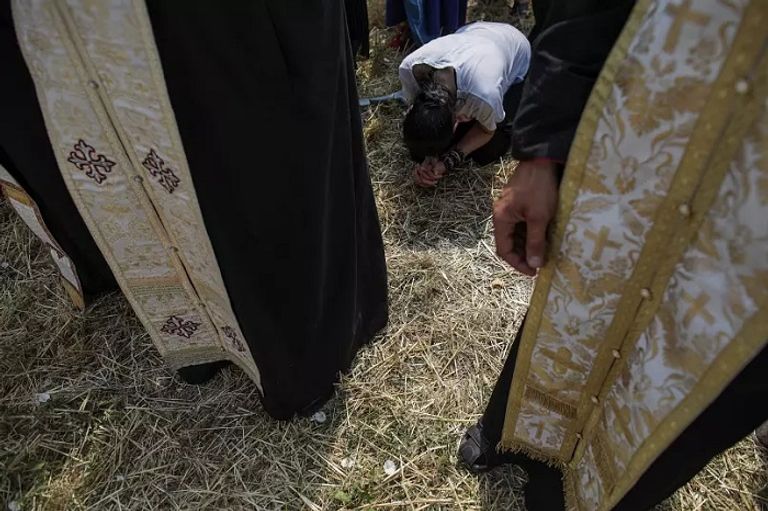 قساوسة يستعدون لبدء القداس