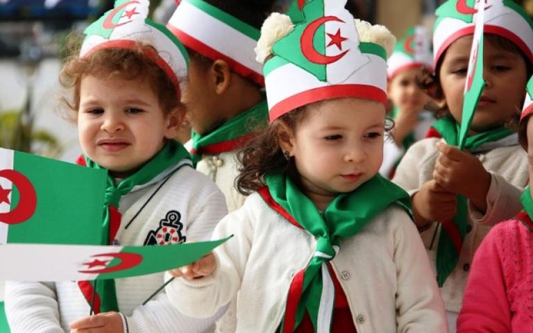 أطفال جزائريون بعلم بلادهم