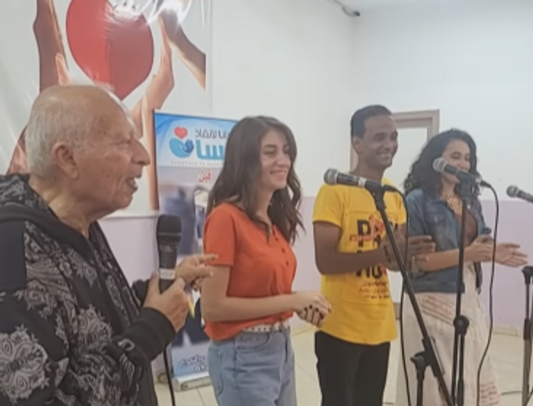 الموسيقار المصري هاني شنودة يعزف لكبار السن