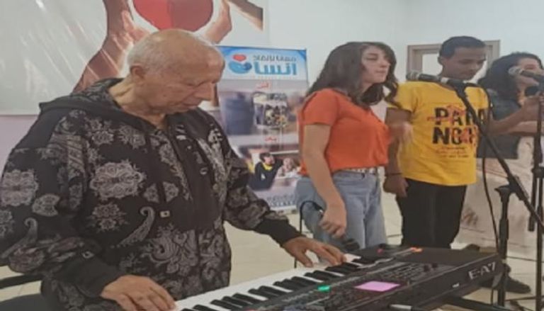 الموسيقار المصري هاني شنودة يعزف لكبار السن