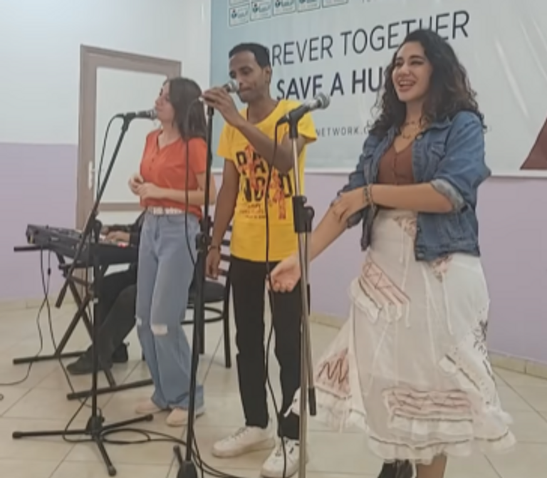 الموسيقار المصري هاني شنودة يعزف لكبار السن