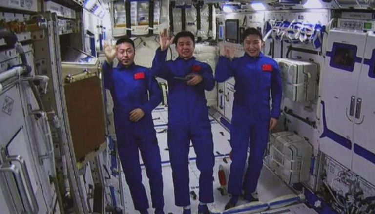 رواد الفضاء الذين أشرفوا على تركيب المختبر الجديد