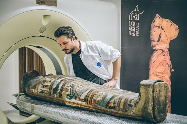 مارزينا أواريك زيلكي وفويتشخ إجسموند قائد مشروع المومياوات بوارسو