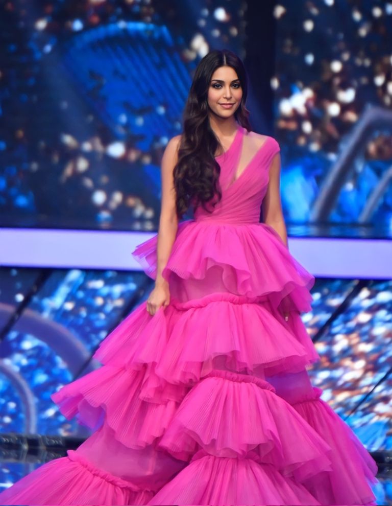 ياسمينا زيتون تتوَّج ملكة لجمال لبنان