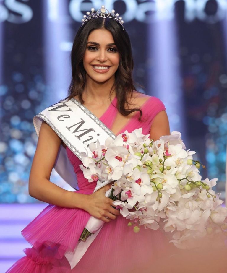 ياسمينا زيتون تتوَّج ملكة لجمال لبنان