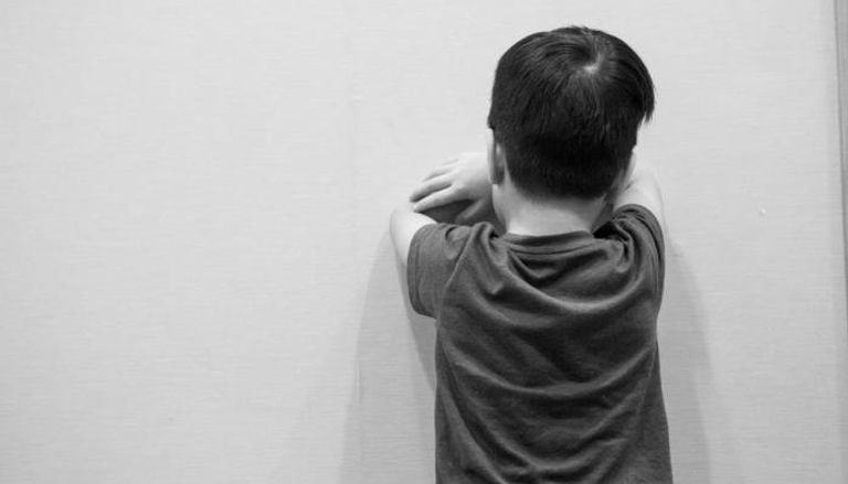 طفل منعزل بعد تعرضه للتحرش