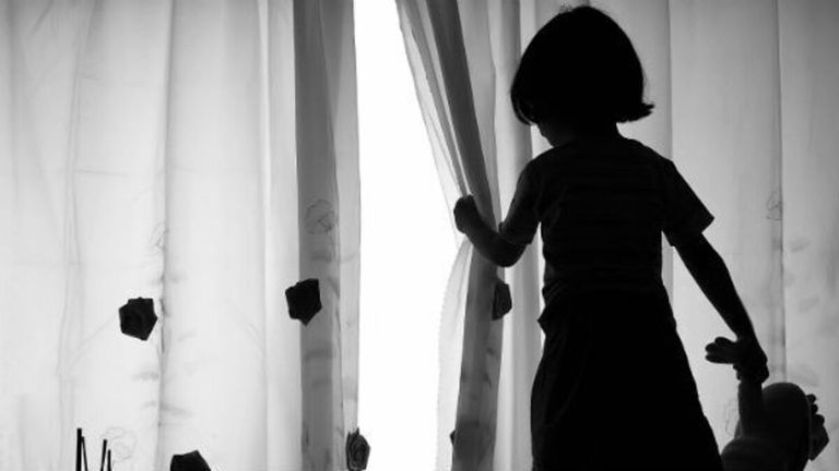 طفل منعزل بعد تعرضه للتحرش- تعبيرية