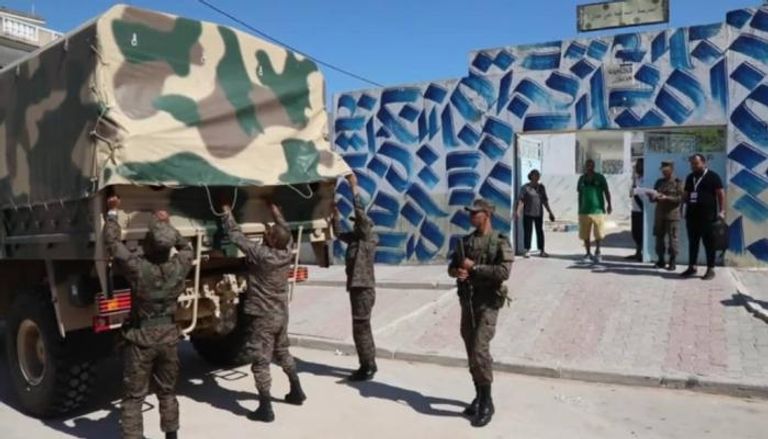 عناصر من الجيش التونسي أمام مركز اقتراع