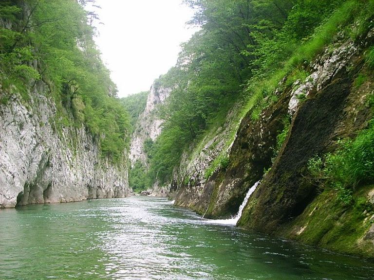 نهر نيريتفا "Neretva" أحد أماكن السياحة في موستار السياحة في موستار…أجمل 5 أماكن وأفضل الفنادق بها