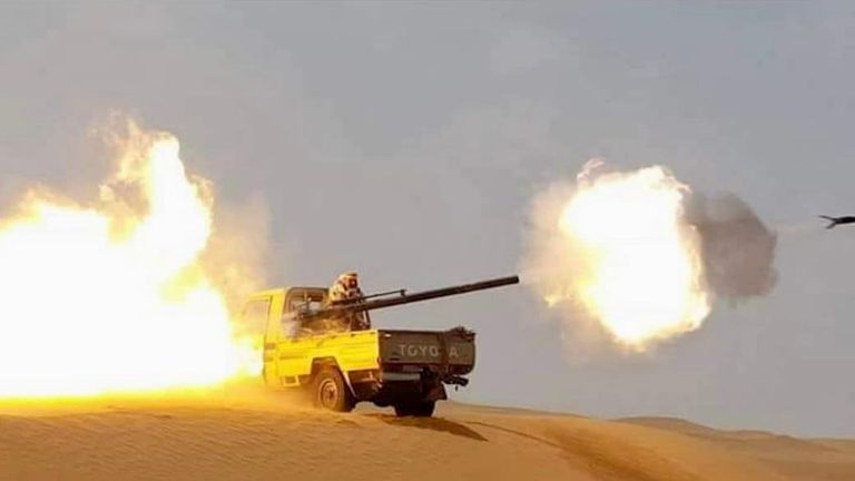 عربة عسكرية تابعة للجيش اليمني جانب من لقاء رئيس مجلس القيادة الرئاسي والسفير الفرنسي في عدن