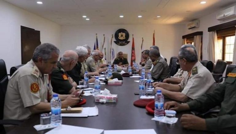 جانب من اجتماع عسكري ترأسه رئيس أركان الجيش الليبي للتحضير لمفاوضات بنغازي