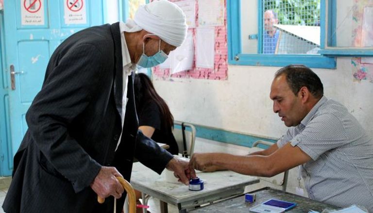 مواطن تونسي يدلي بصوته في الاستفتاء