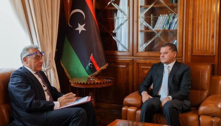  السفير الإيطالي لدى ليبيا جوزيبي بوتشينو خلال لقاء الدبيبة