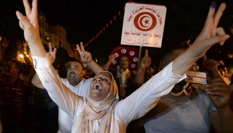 جانب من احتفالات التونسيين عقب إعلان تقديرات نتائج الاستفتاء